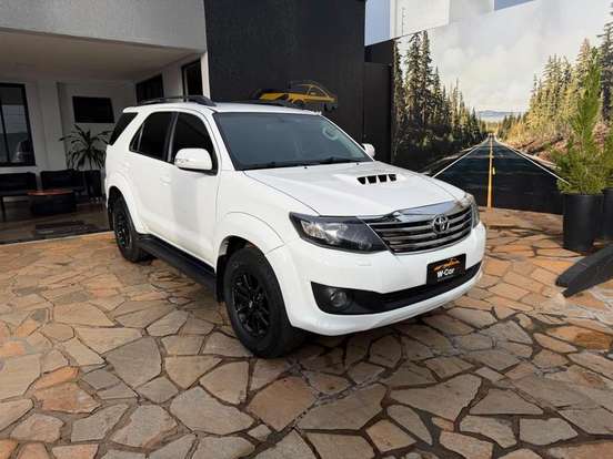 TOYOTA-HILUX SW4-2015