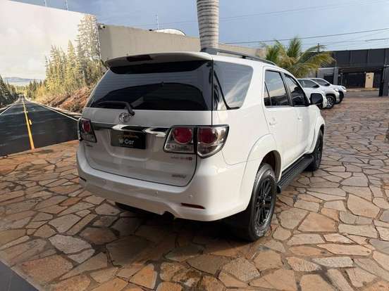 TOYOTA-HILUX SW4-3.0 SRV 4X4 7 LUGARES 16V TURBO INTERCOOLER DIESEL 4P AUTOMÁTICO TOYOTA-HILUX SW4-2015