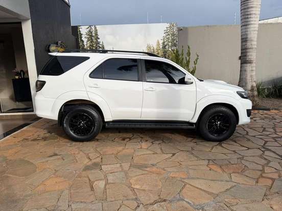 TOYOTA-HILUX SW4-3.0 SRV 4X4 7 LUGARES 16V TURBO INTERCOOLER DIESEL 4P AUTOMÁTICO TOYOTA-HILUX SW4-2015