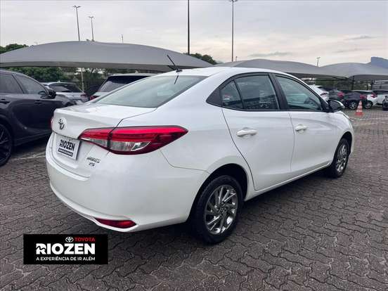 TOYOTA-YARIS-2024