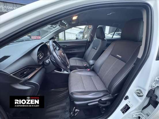 TOYOTA-YARIS-2024