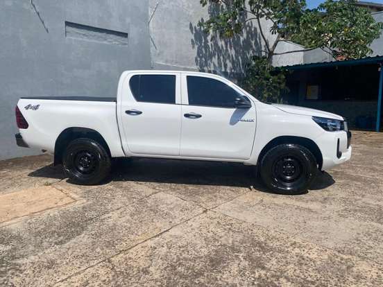 TOYOTA-HILUX-2025