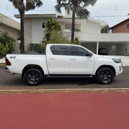 TOYOTA-HILUX-2024