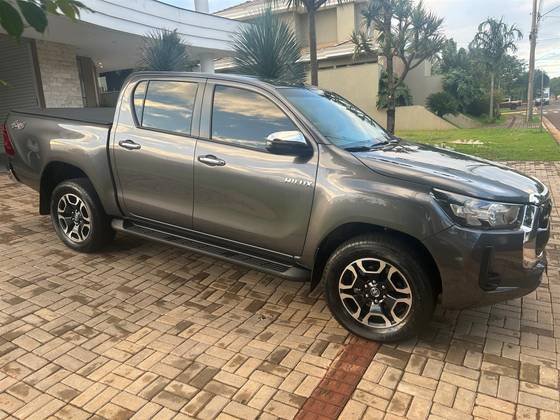 TOYOTA HILUX 2.8 D-4D TURBO DIESEL CD SRV 4X4 AUTOMÁTICO