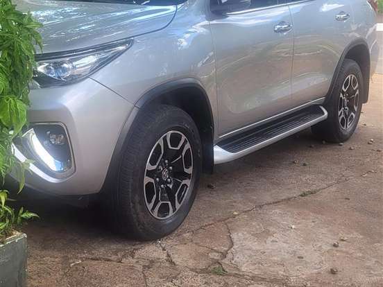 TOYOTA-HILUX SW4-2.8 SRX 4X4 7 LUGARES 16V TURBO INTERCOOLER DIESEL 4P AUTOMÁTICO TOYOTA-HILUX SW4-2020