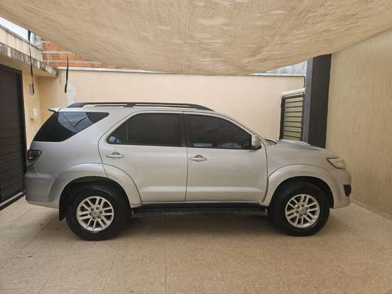 TOYOTA-HILUX SW4-3.0 SRV 4X4 7 LUGARES 16V TURBO INTERCOOLER DIESEL 4P AUTOMÁTICO TOYOTA-HILUX SW4-2013