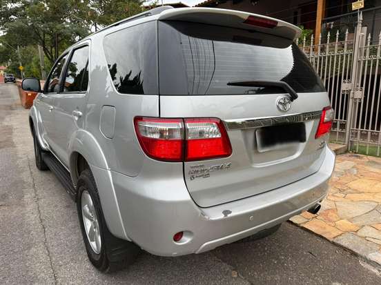 TOYOTA-HILUX SW4-2011