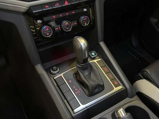 VOLKSWAGEN-AMAROK-2025