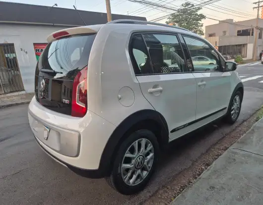 VOLKSWAGEN-CROSS UP-2016