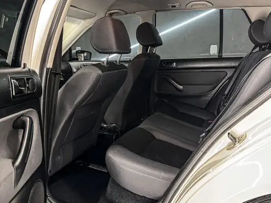 VOLKSWAGEN-GOLF-2012