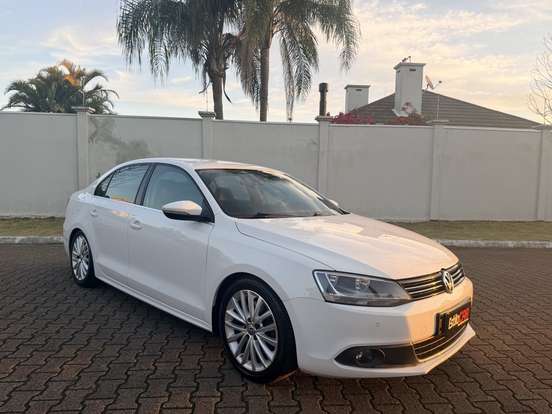 VOLKSWAGEN-JETTA-2012