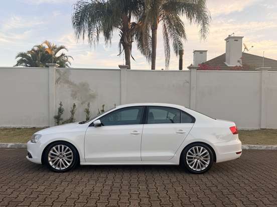 VOLKSWAGEN-JETTA-2012