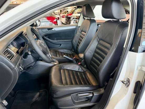 VOLKSWAGEN-JETTA-2012