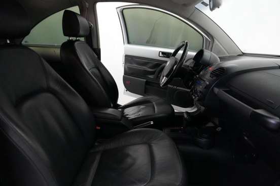 VOLKSWAGEN-NEW BEETLE-2010
