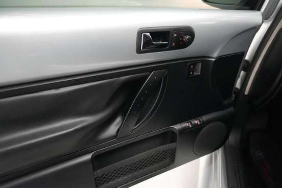 VOLKSWAGEN-NEW BEETLE-2010