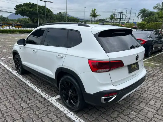 VOLKSWAGEN-TAOS-2022