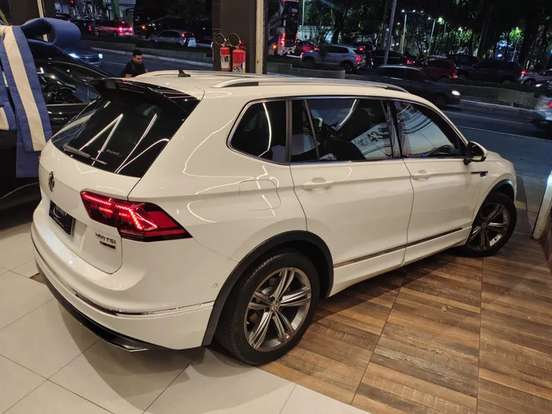 VOLKSWAGEN-TIGUAN-2021