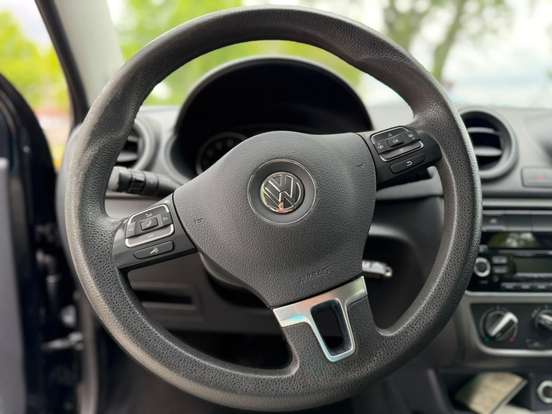 VOLKSWAGEN-VOYAGE-1.6 MI 8V FLEX 4P MANUAL VOLKSWAGEN-VOYAGE-2013