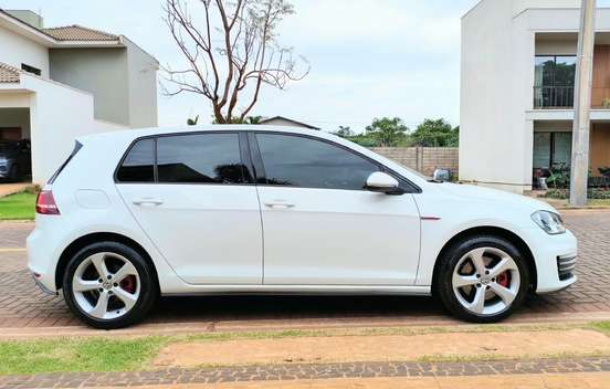 VOLKSWAGEN-GOLF-2015