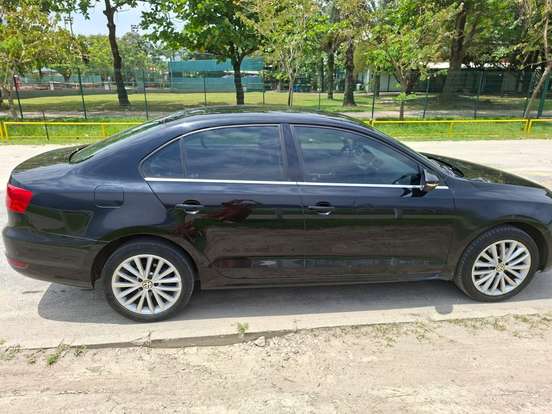 VOLKSWAGEN-JETTA-2012
