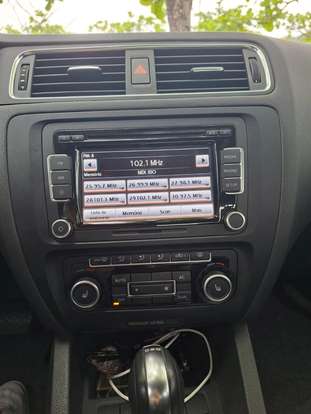 VOLKSWAGEN-JETTA-2012