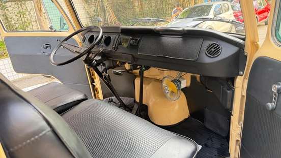 VOLKSWAGEN-KOMBI-1982