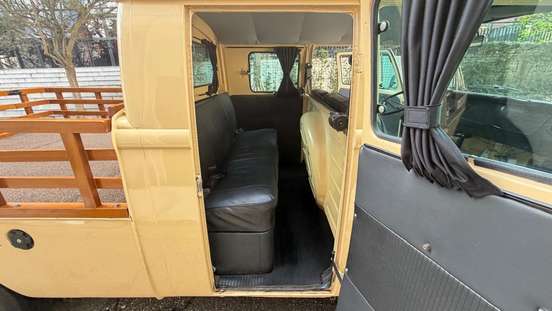 VOLKSWAGEN-KOMBI-1982