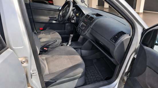 VOLKSWAGEN-POLO SEDAN-2011
