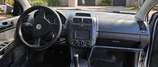 VOLKSWAGEN-POLO SEDAN-2011