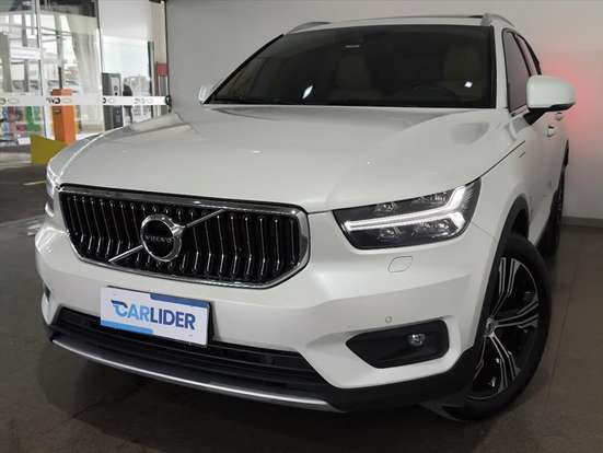 VOLVO-XC40-2021
