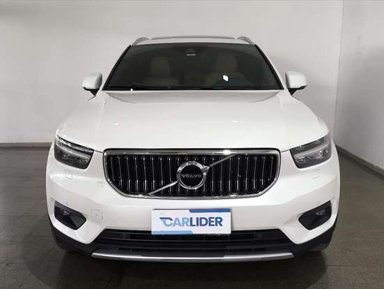 VOLVO-XC40-2021