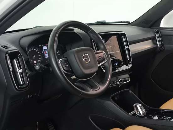 VOLVO-XC40-2021