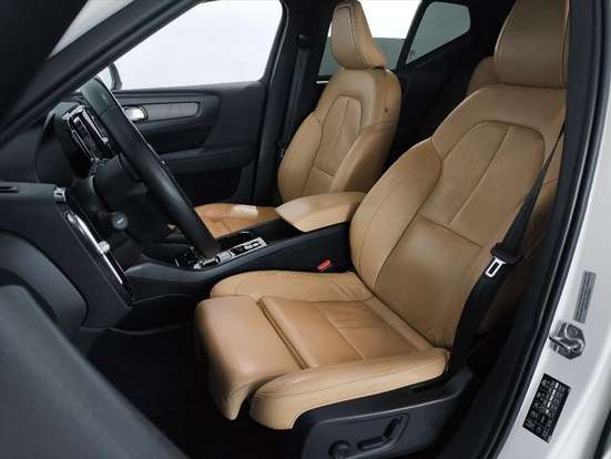 VOLVO-XC40-2021