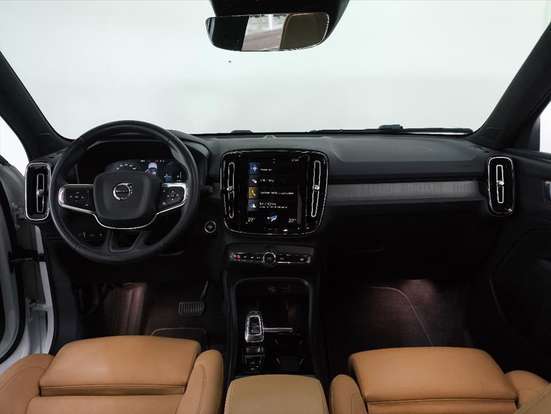 VOLVO-XC40-2021