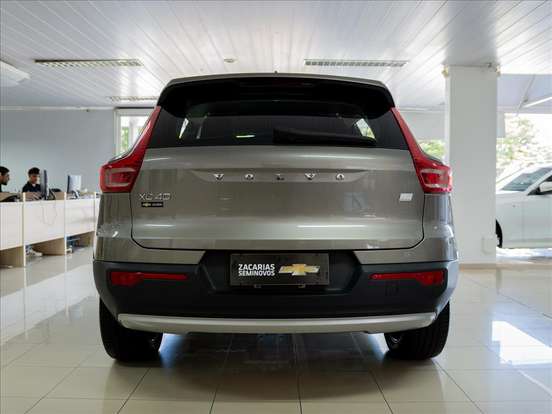 VOLVO-XC40-2021