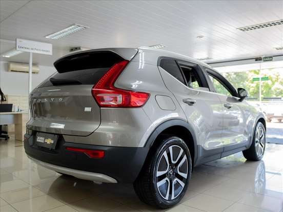 VOLVO-XC40-2021