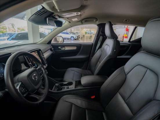 VOLVO-XC40-2021