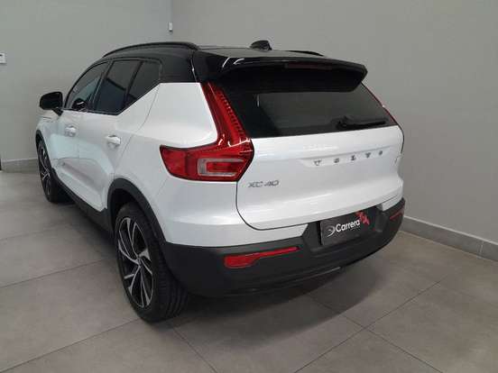 VOLVO-XC40-2021