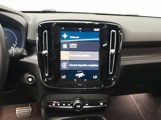 VOLVO-XC40-2021