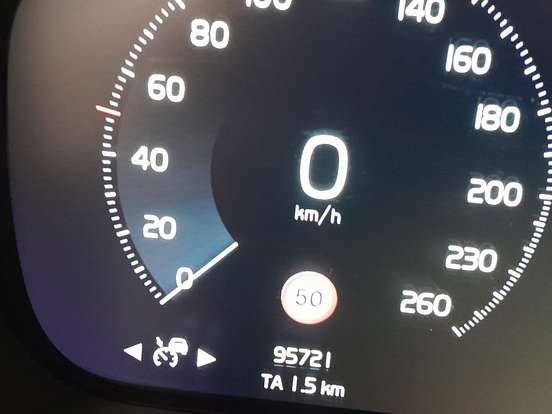 VOLVO-XC40-2021