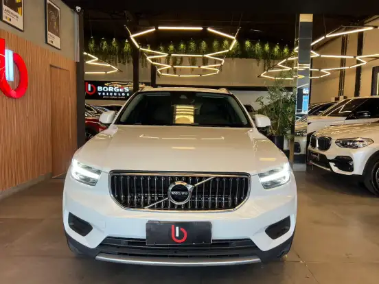 VOLVO-XC40-2020