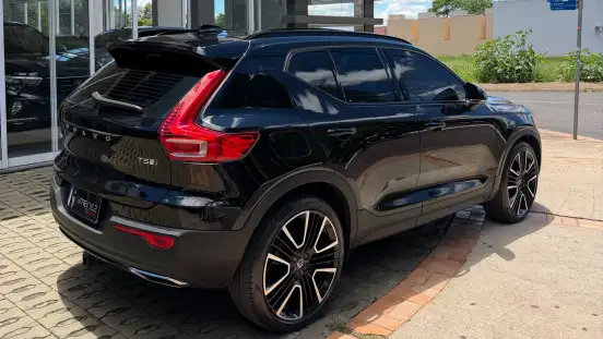 VOLVO-XC40-2019