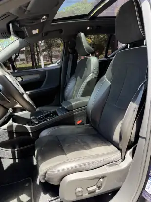 VOLVO-XC40-2019