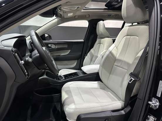 VOLVO-XC40-2020