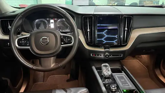 VOLVO-XC60-2020