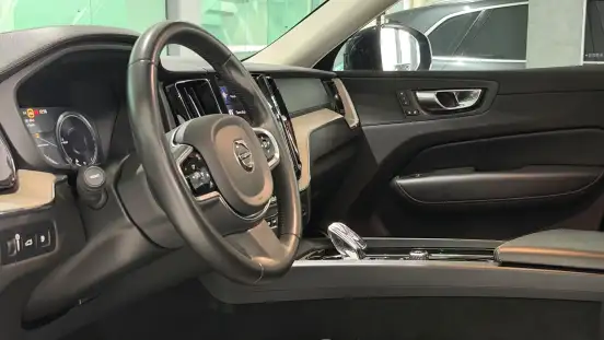 VOLVO-XC60-2020