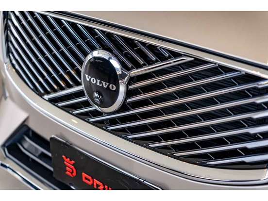 VOLVO-XC60-2025