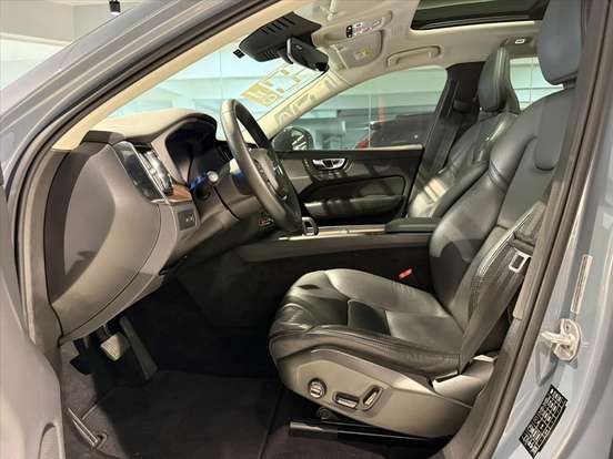 VOLVO-XC60-2022