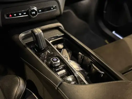 VOLVO-XC90-2019