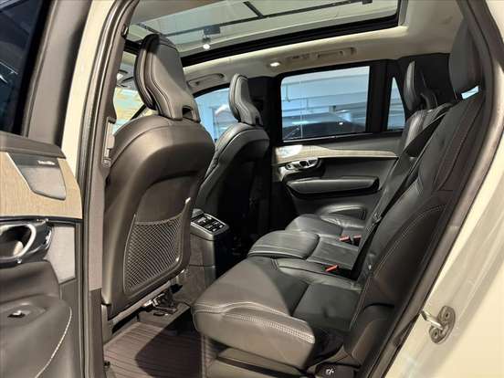 VOLVO-XC90-2023